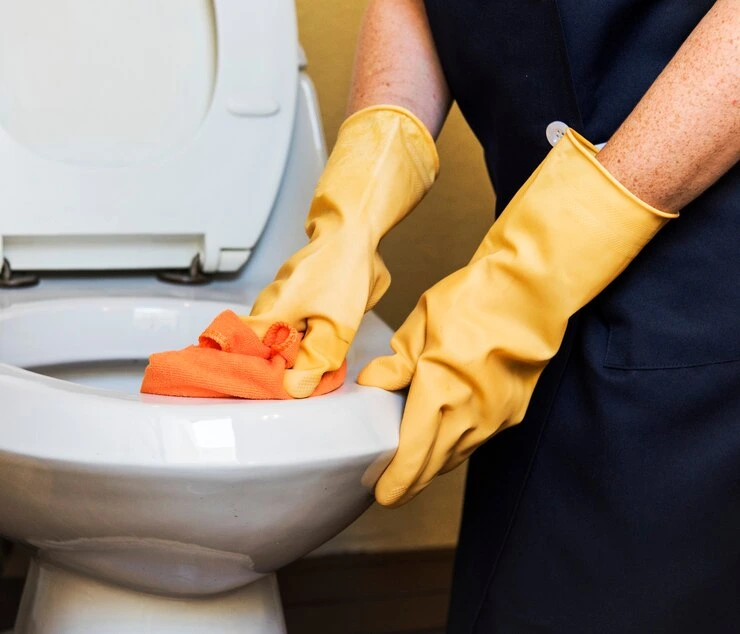 Rengjøring og regelmessig inspeksjon av toalettanken
