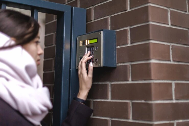Kvinne som trykker på knappene på en biometrisk maskin